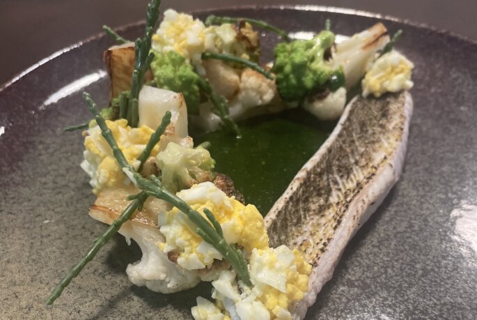 vive au chou-fleur rôti et oeuf mimosa